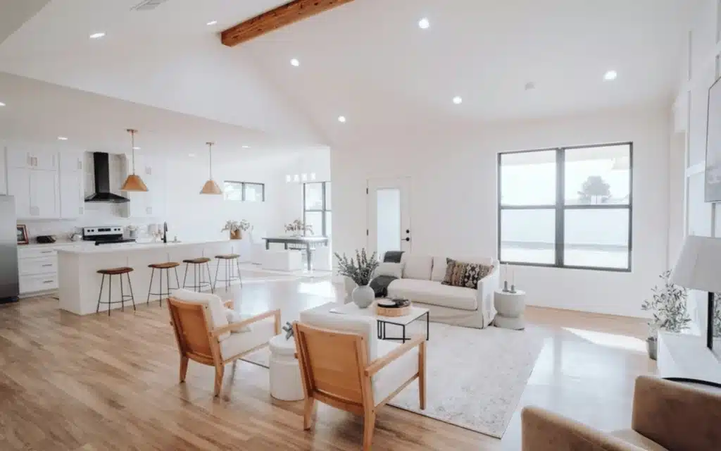 Offenes Wohnzimmer mit Esszimmer und Küche