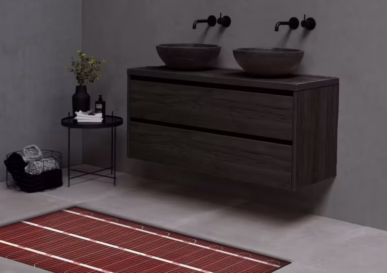 Fußbodenheizung Installation unter Fliesen im Wohnraum