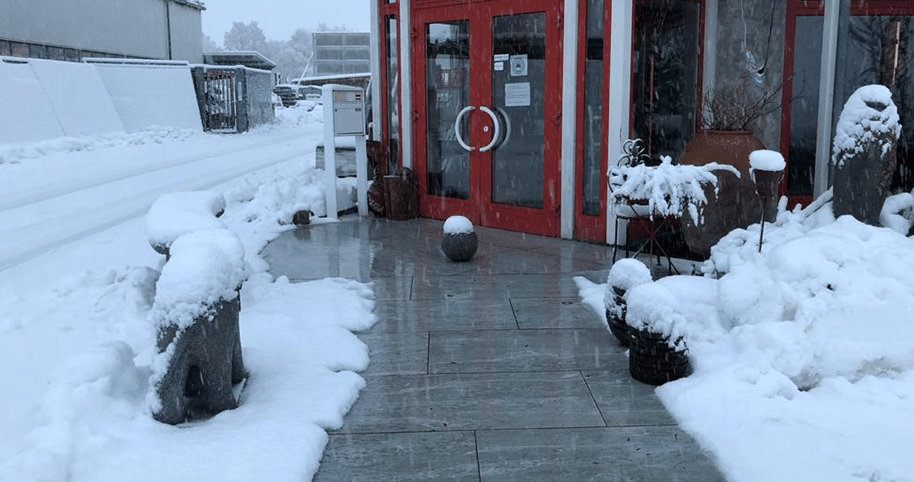 Schneefrei vorm Geschäft Freiflächenheizung