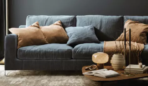 Wohnraum mit elektrischer Fußbodenheizung und Sofa