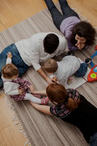 Hintergrundbild - Familie sitz auf Boden