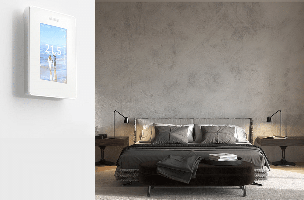 Warmup graues Schlafzimmer mit schwarzem Bett