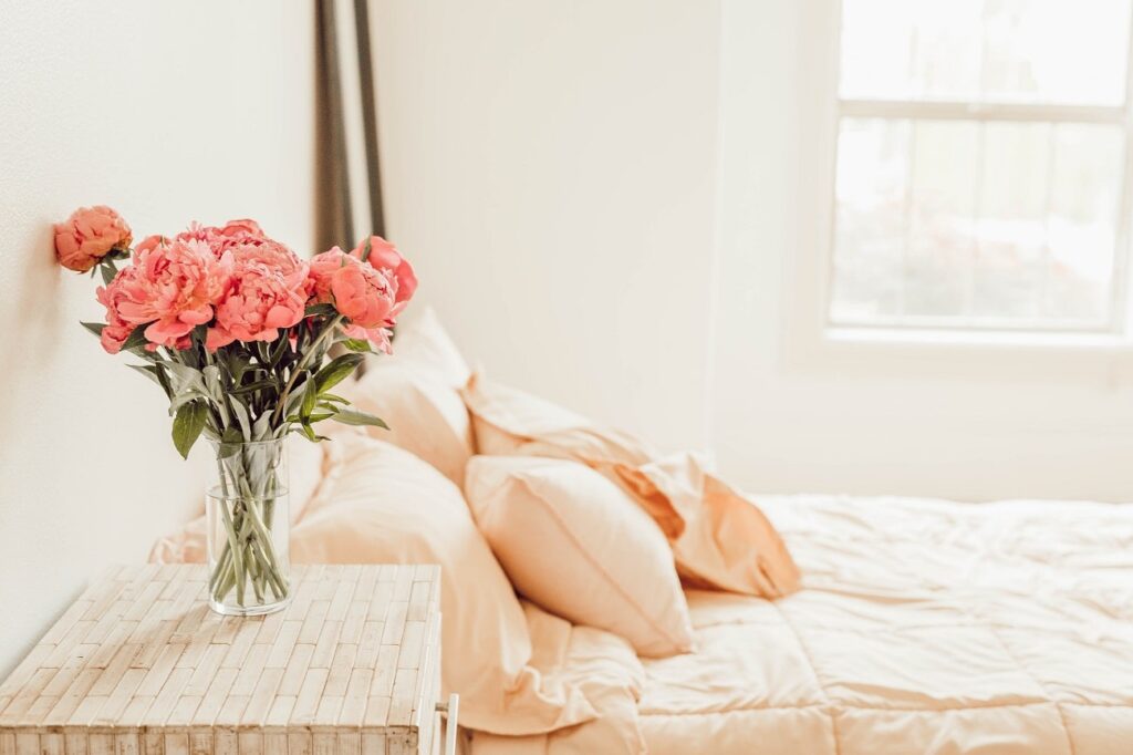 Modernes Schlafzimmer mit minimalistischer Einrichtung und integrierter Fußbodenheizung